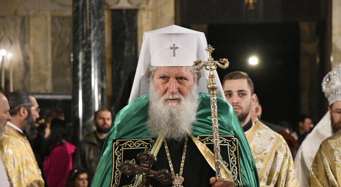 Патриарх Неофит с молитва за изцерение и подкрепа