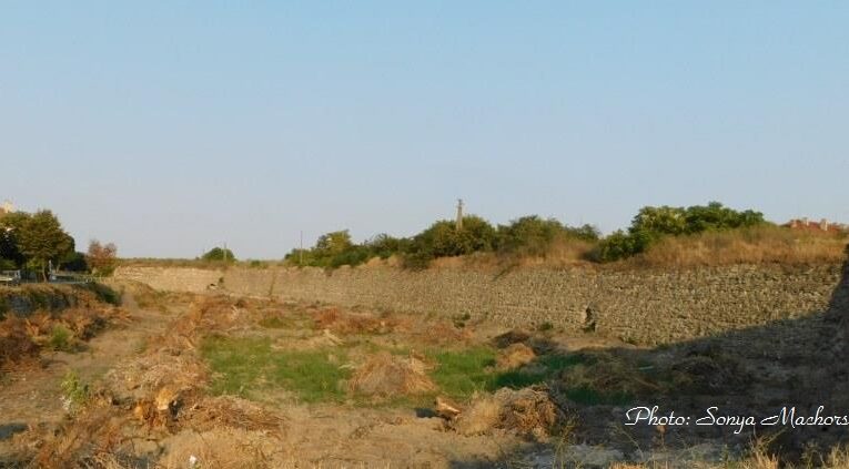 Странни отвори в крепостната стена до Шарампоя