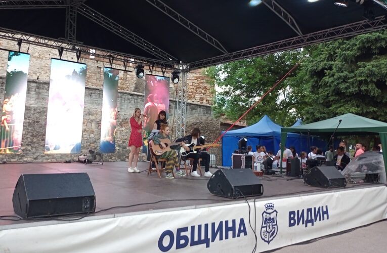 Музика, игри и танци, които събраха стотици деца във Видин