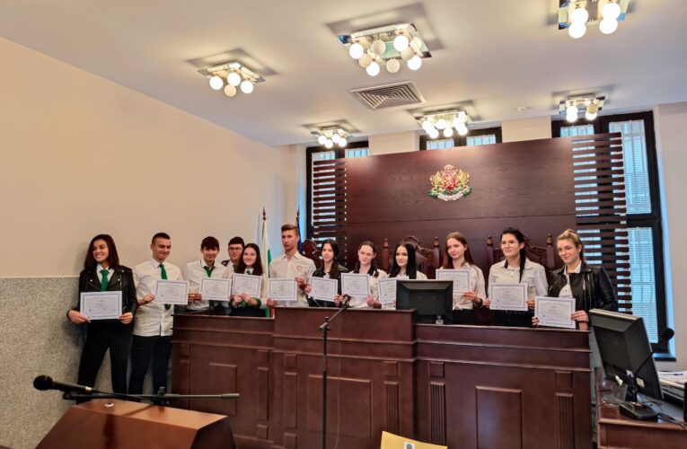 Наградиха ученици от конкурс в Административен съд-Видин