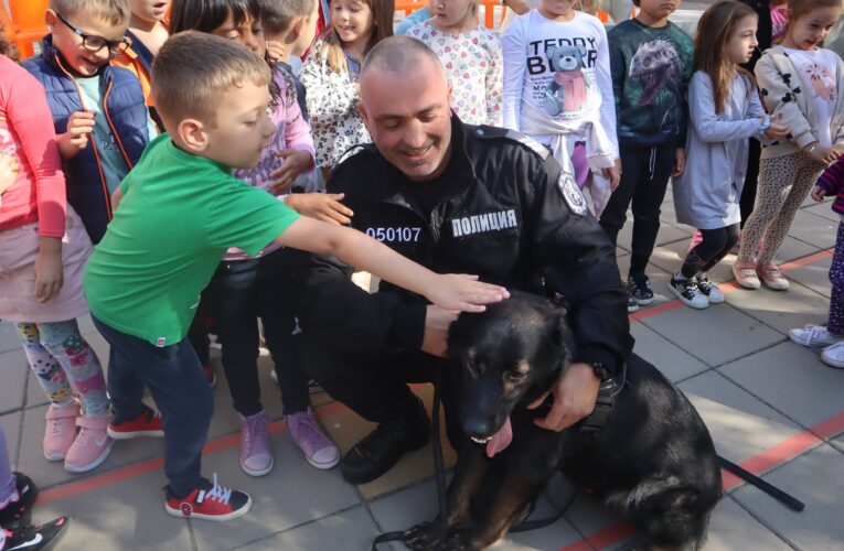 Полицейски кучета при децата