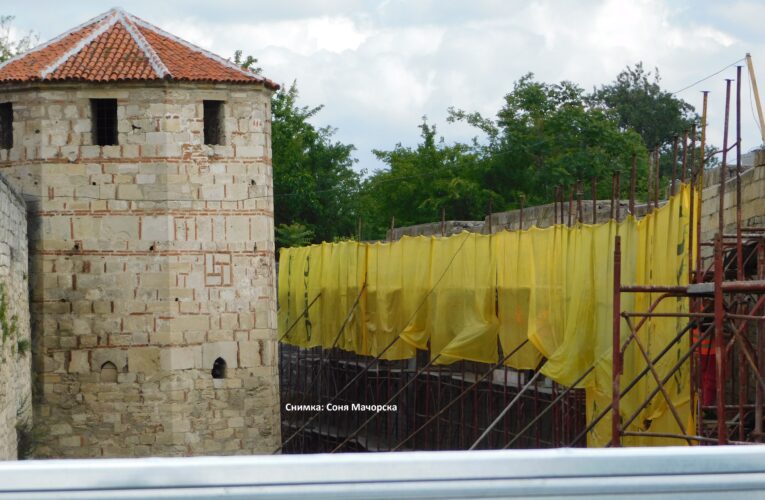 Продължава почистването на крепостните стени до „Баба Вида“