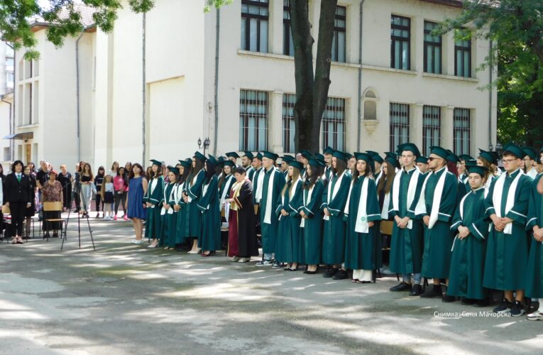 Юбилейният випуск на Математическата гимназия във Видин получи своите дипломи