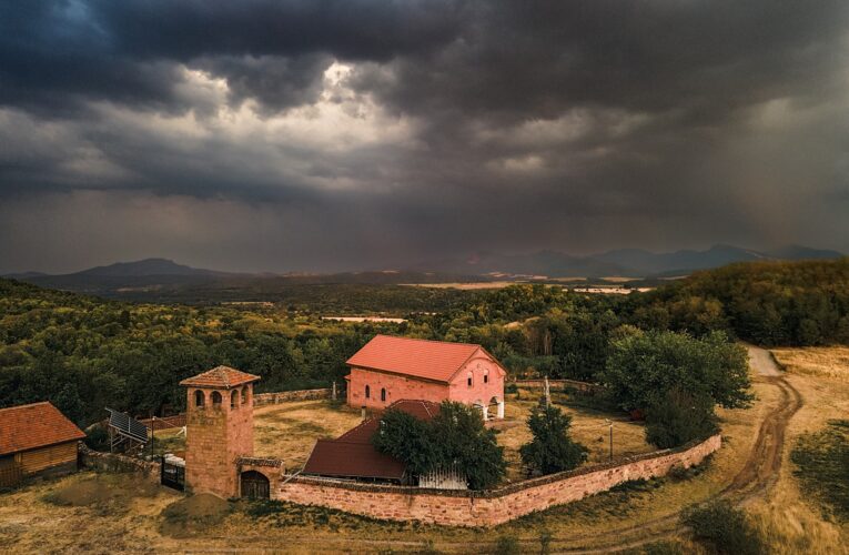 Ремонтираната и реставрирана Червена църква