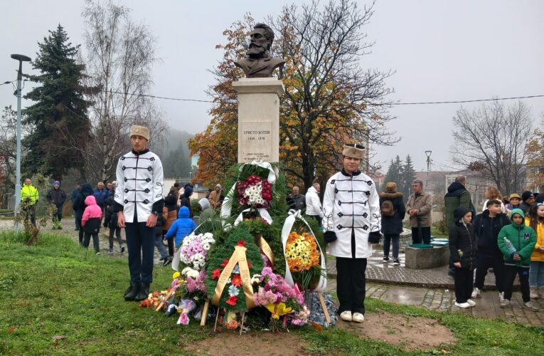 Откриха паметник на Ботев в Белоградчик