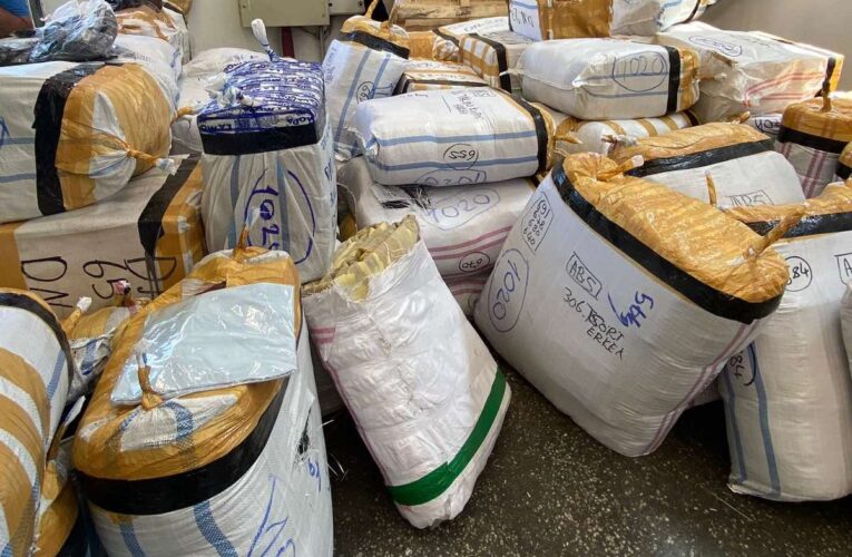 Фалшиви дрехи и чанти задържаха митничари