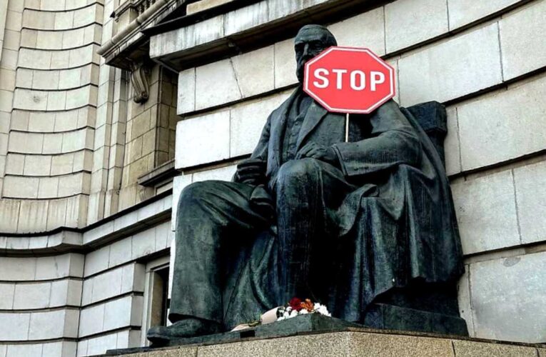 Предупредителни знаци „STOP“ на Софийския университет