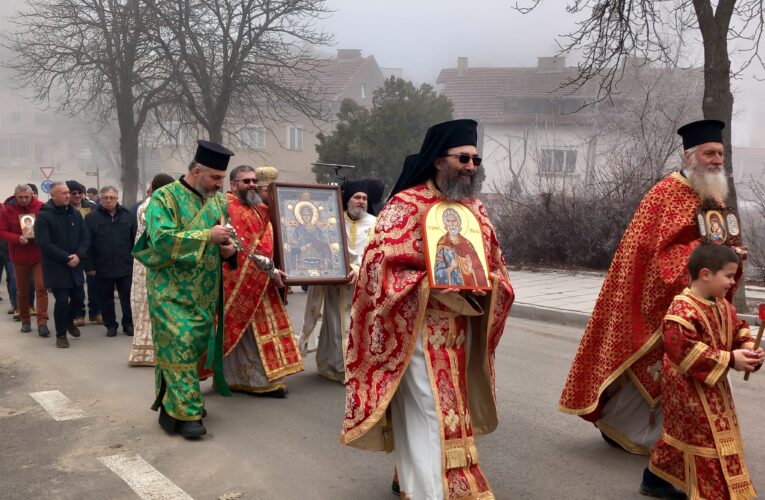 Белоградчик посрещна икона на Св. вмчк Димитрий Мироточиви