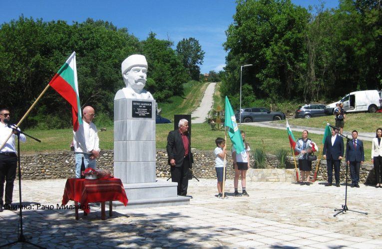 Осветиха бюст-паметника на кнез Петко