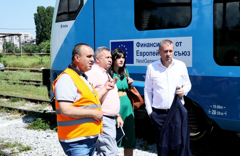 Министър Пеев: Условията за работа в железопътните депа са отчайващи