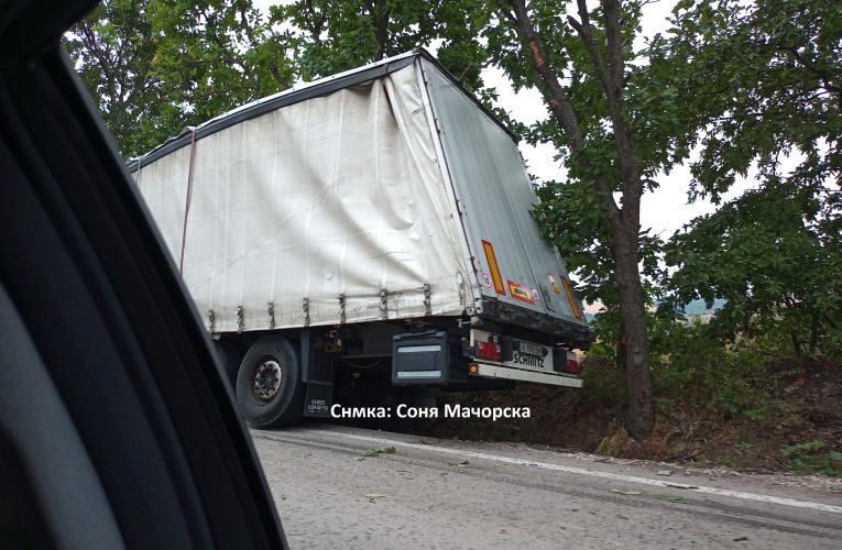 Ограничено движение по път I-1 Ружинци – Медовница