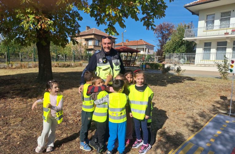Полицаи при децата в Кула